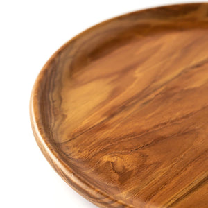 Close up of a 14 cm wooden plate, showing the grains of th.e wood in detail