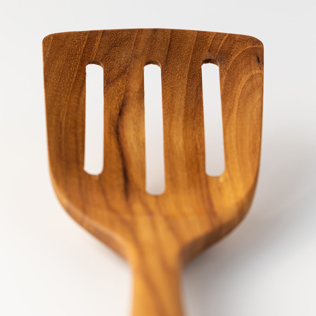 Teak wooden fish slice with slotted blade